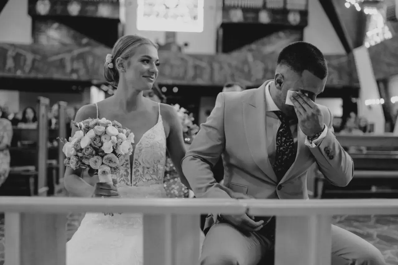 para młoda przeglądająca ofertę fotografa, lista pytań do fotografa