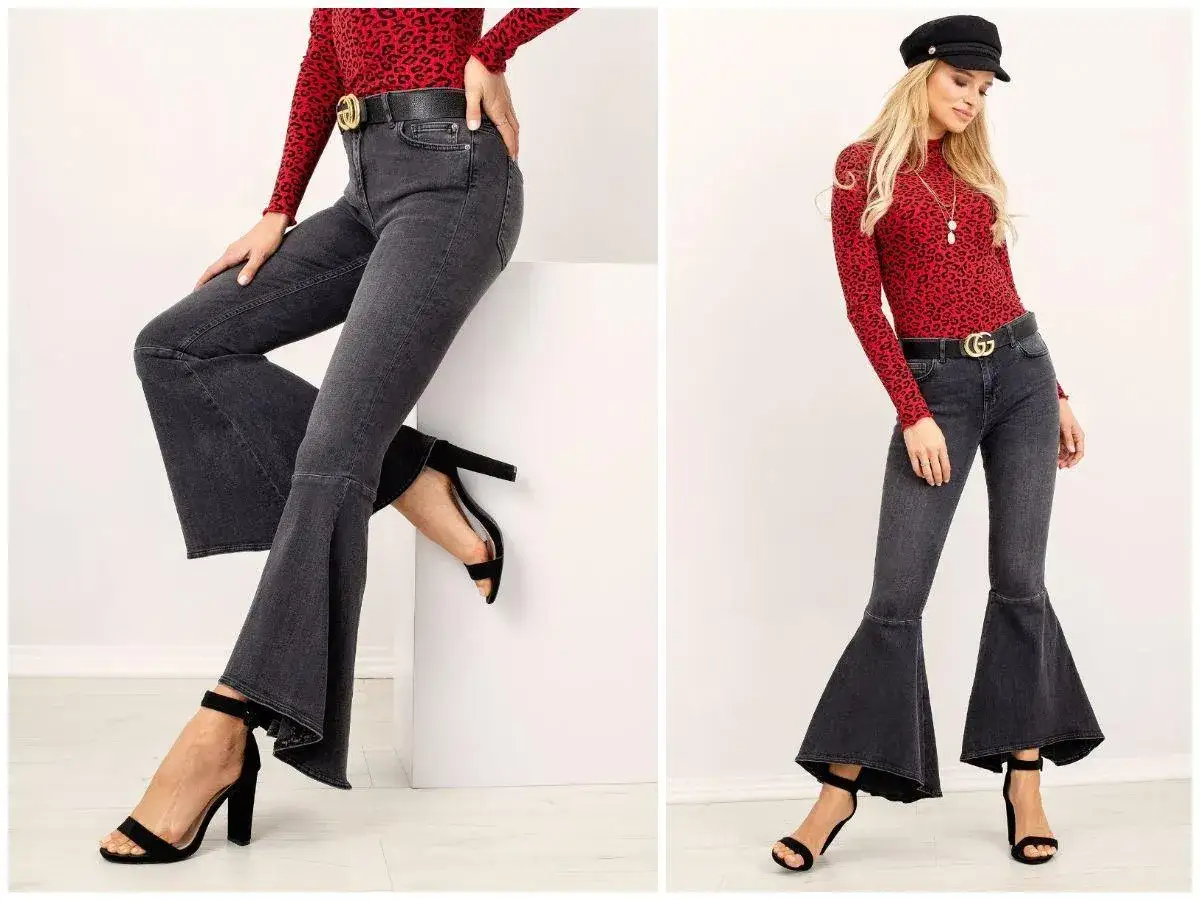 Kobieta w czerwonej bluzce w panterkę i modnych spodniach dzwonach prezentuje stylizację.