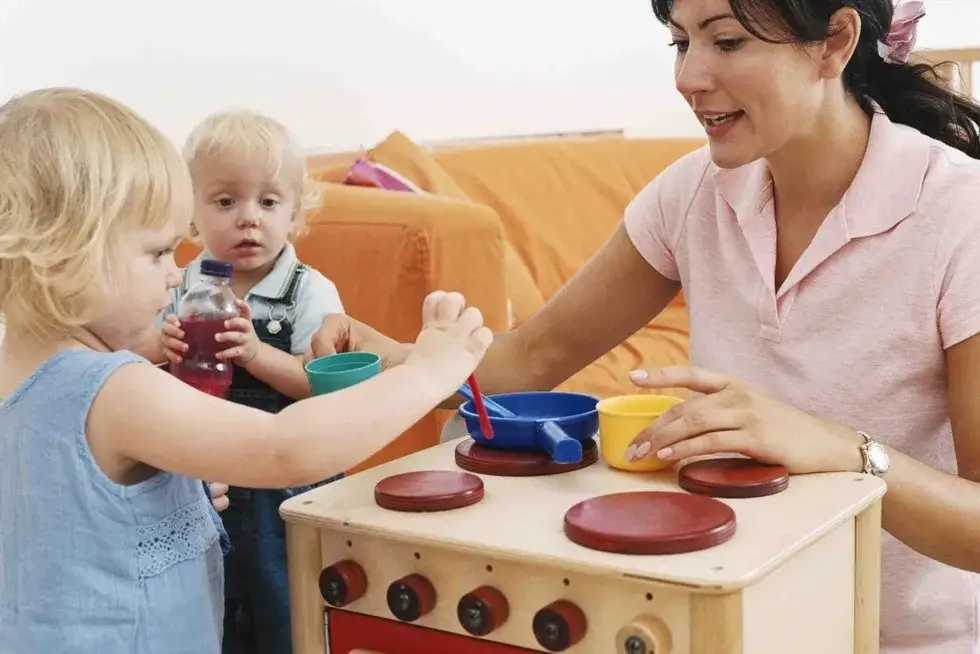 Zdjęcie Ile opiekunek w żłobku? Sprawdź przepisy i zapewnij bezpieczeństwo dzieciom