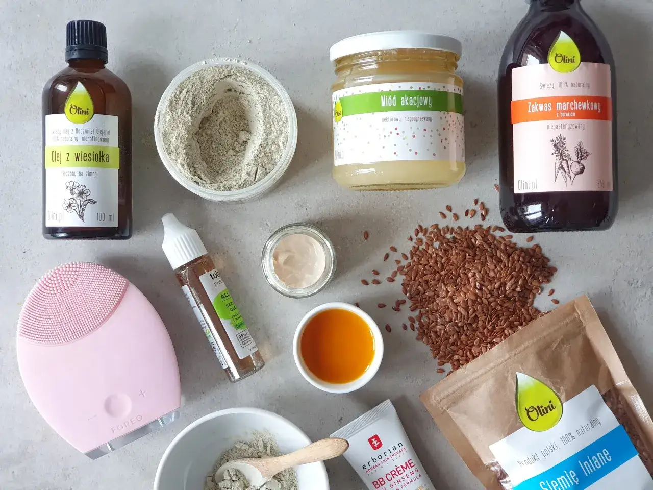 produkty do pielęgnacji cery trądzikowej na półce