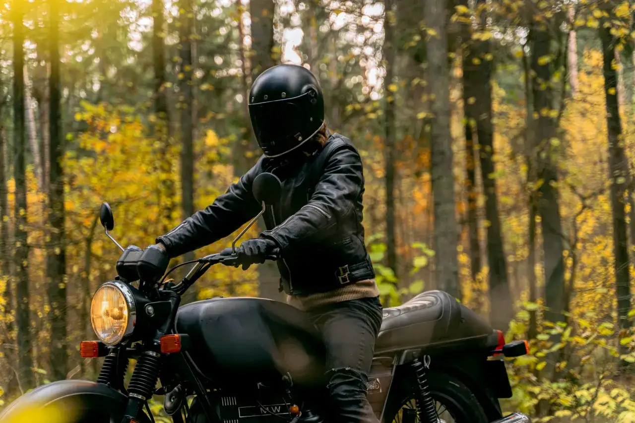 kurtka motocyklowa skórzana vs tekstylna