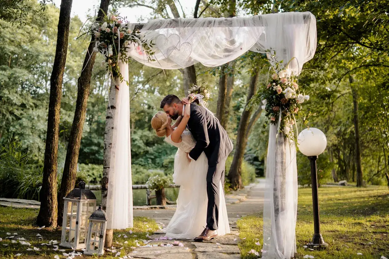 Wsp&oacute;łczesne pary młode planujące budżet ślubny