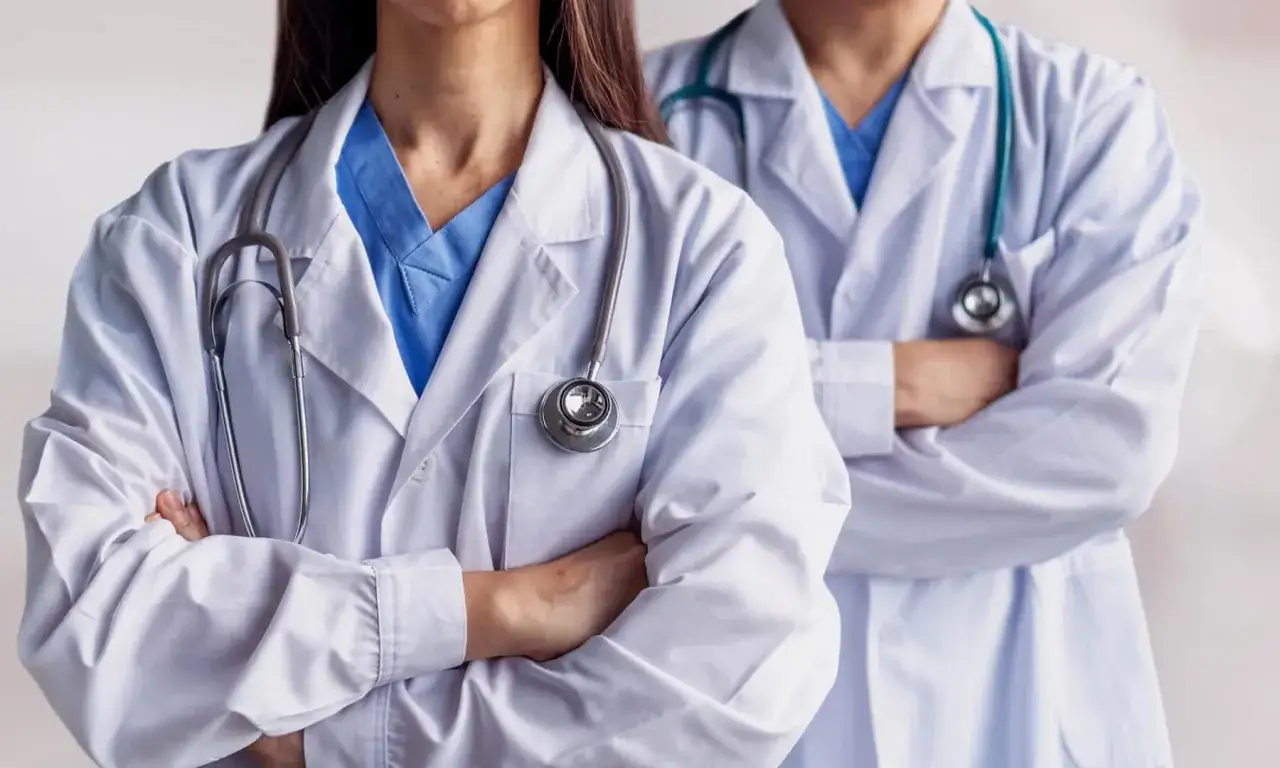 Dwóch lekarzy w kitlach i ze stetoskopami. Ich postawa sugeruje szeroką lista specjalizacji lekarskich.