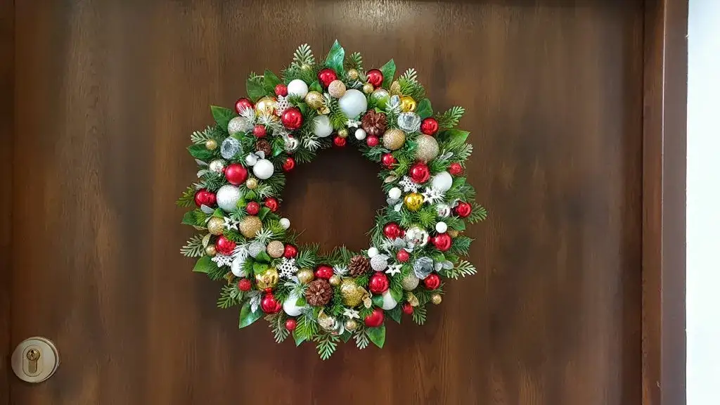 mocowanie ciężkiego wianka na drzwiach