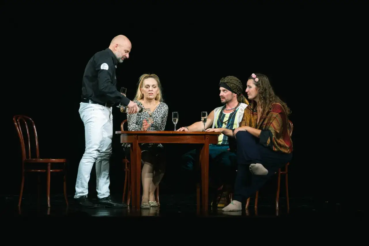 Aktorzy na scenie w Warszawie podczas spektaklu 