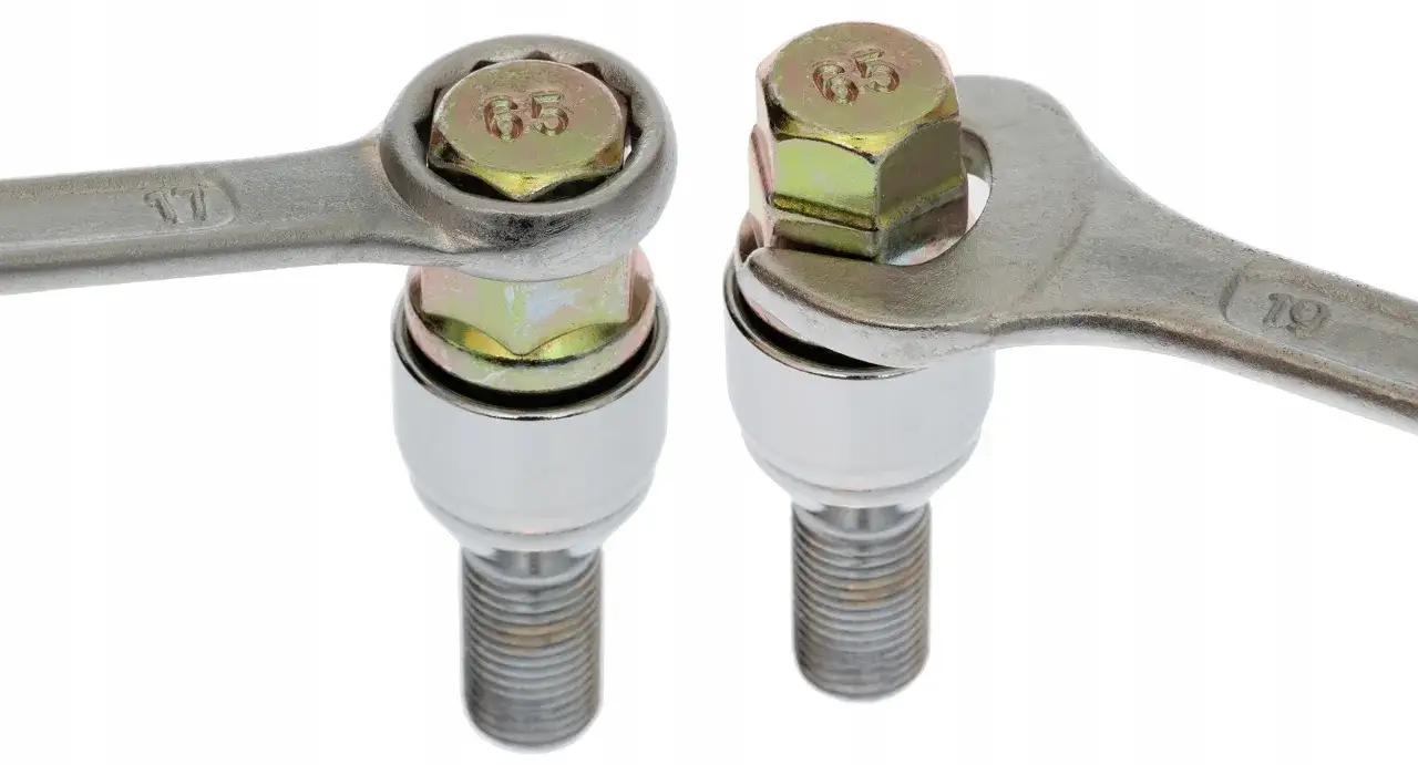 Dwa klucze nasadowe 17 i 19 mm używane jako uniwersalny klucz do śrub zabezpieczających koła.