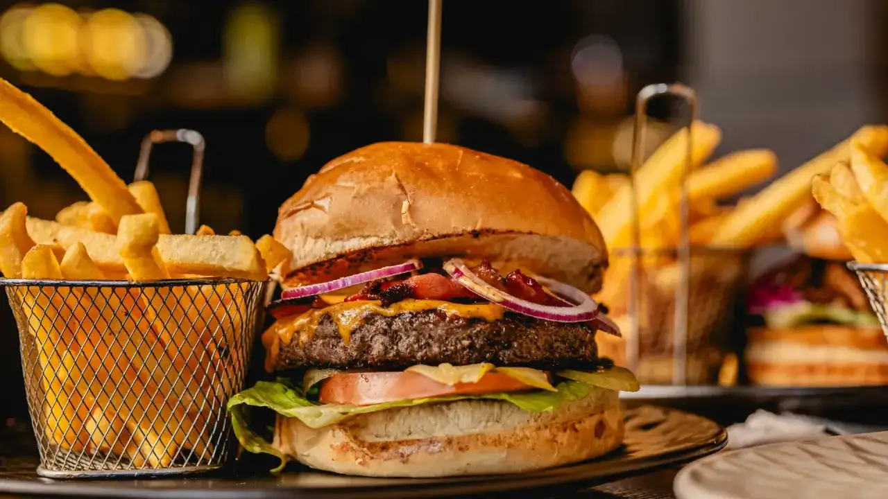 Soczysty burger z bekonem i serem, podany z chrupiącymi frytkami. Zastanawiasz się, burger ile kcal?