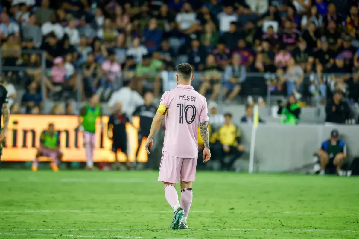 Piłkarz Messi w różowej koszulce z numerem 10 na boisku. Ile bramek ma Messi? Tego nie dowiemy się z obrazka, ale jego gra zachwyca.