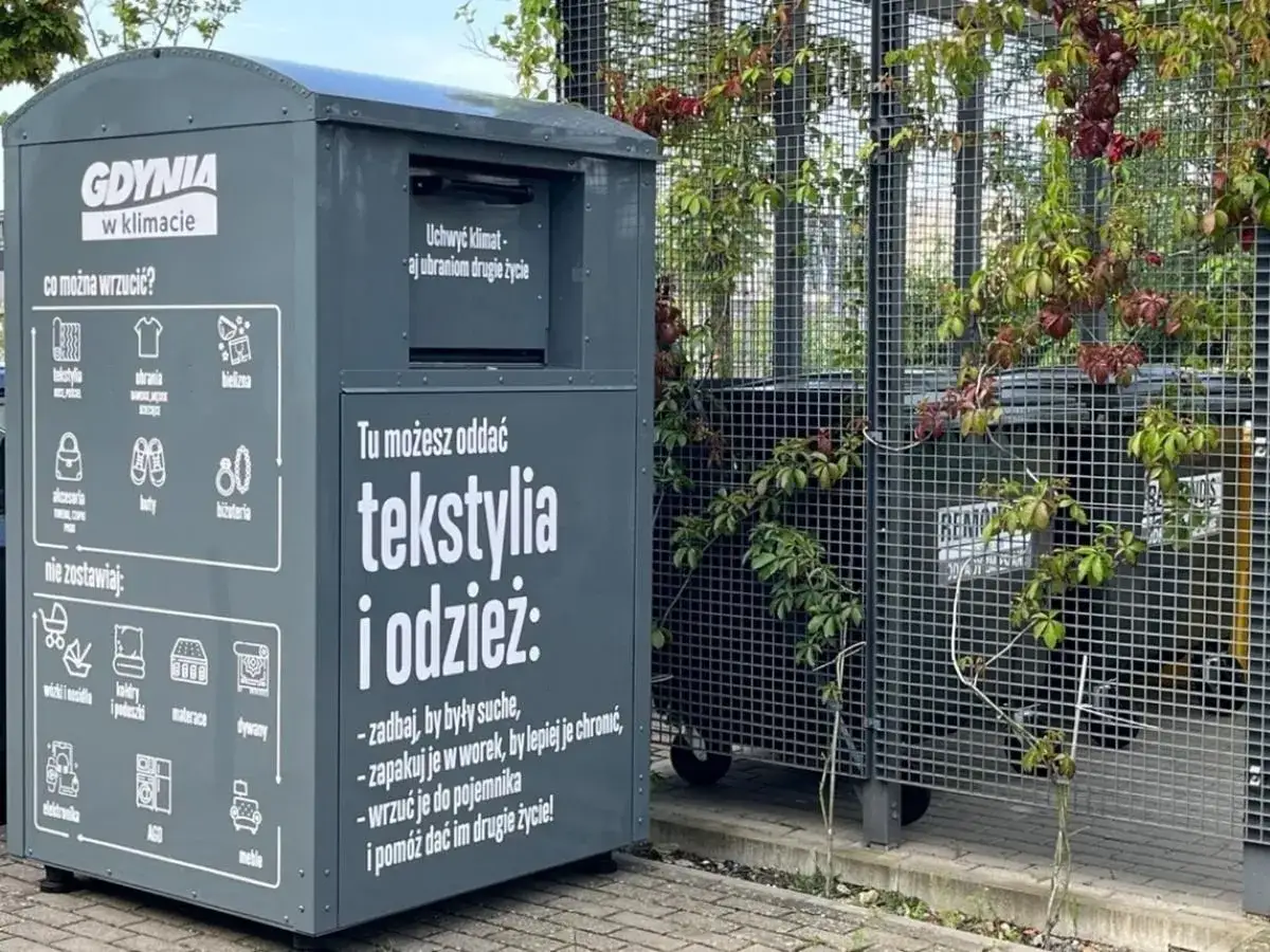 Szary kontener na ubrania w Gdyni zachęca do oddawania tekstyliów i odzieży, by pomóc im dać drugie życie.
