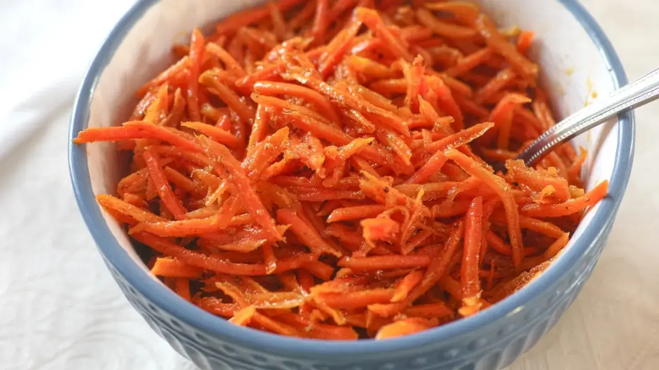 Surówka z marchewki i jabłka w misce, gotowa do podania.