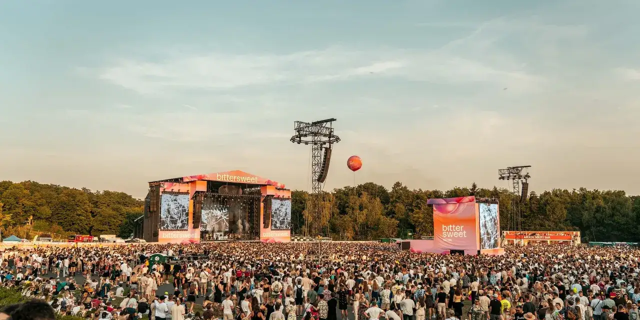 Tłum ludzi na jednym z największych festiwali w Polsce. Scena Bittersweet, balony i mnóstwo bawiących się fanów.