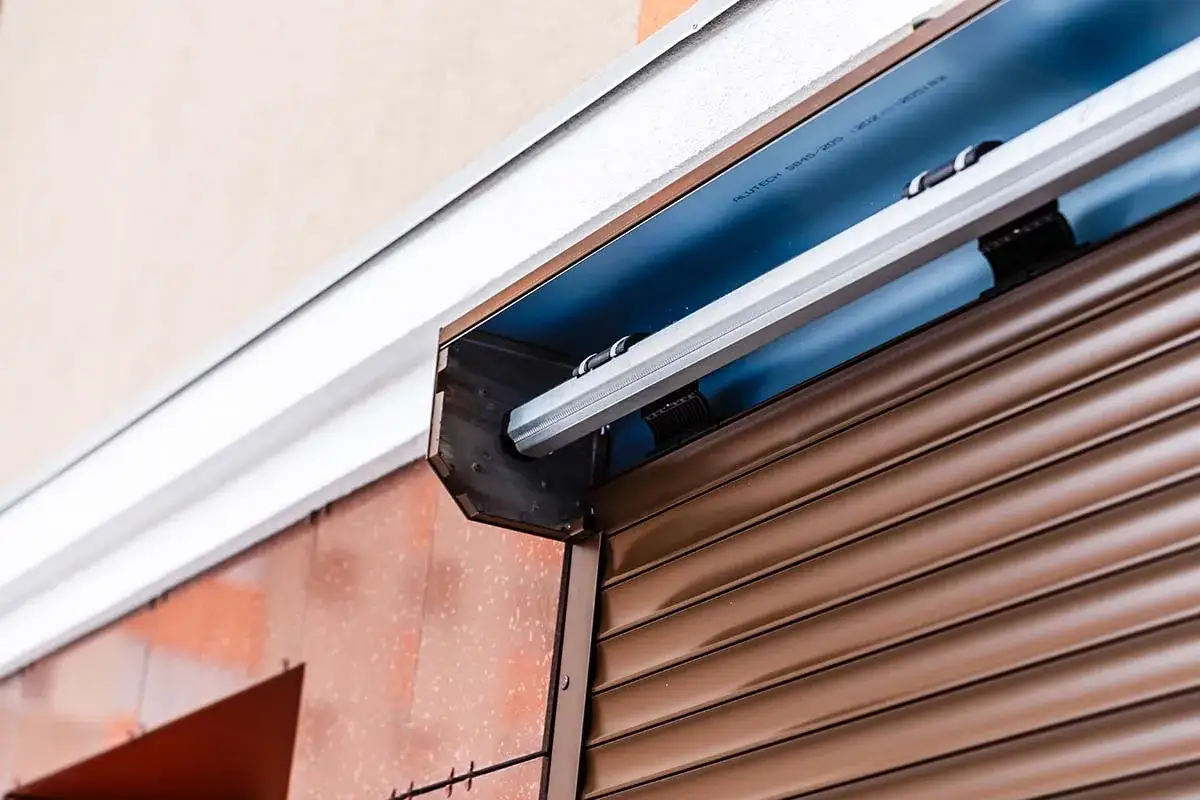 zwijacz rolety montaż na ścianie i ramie okiennej