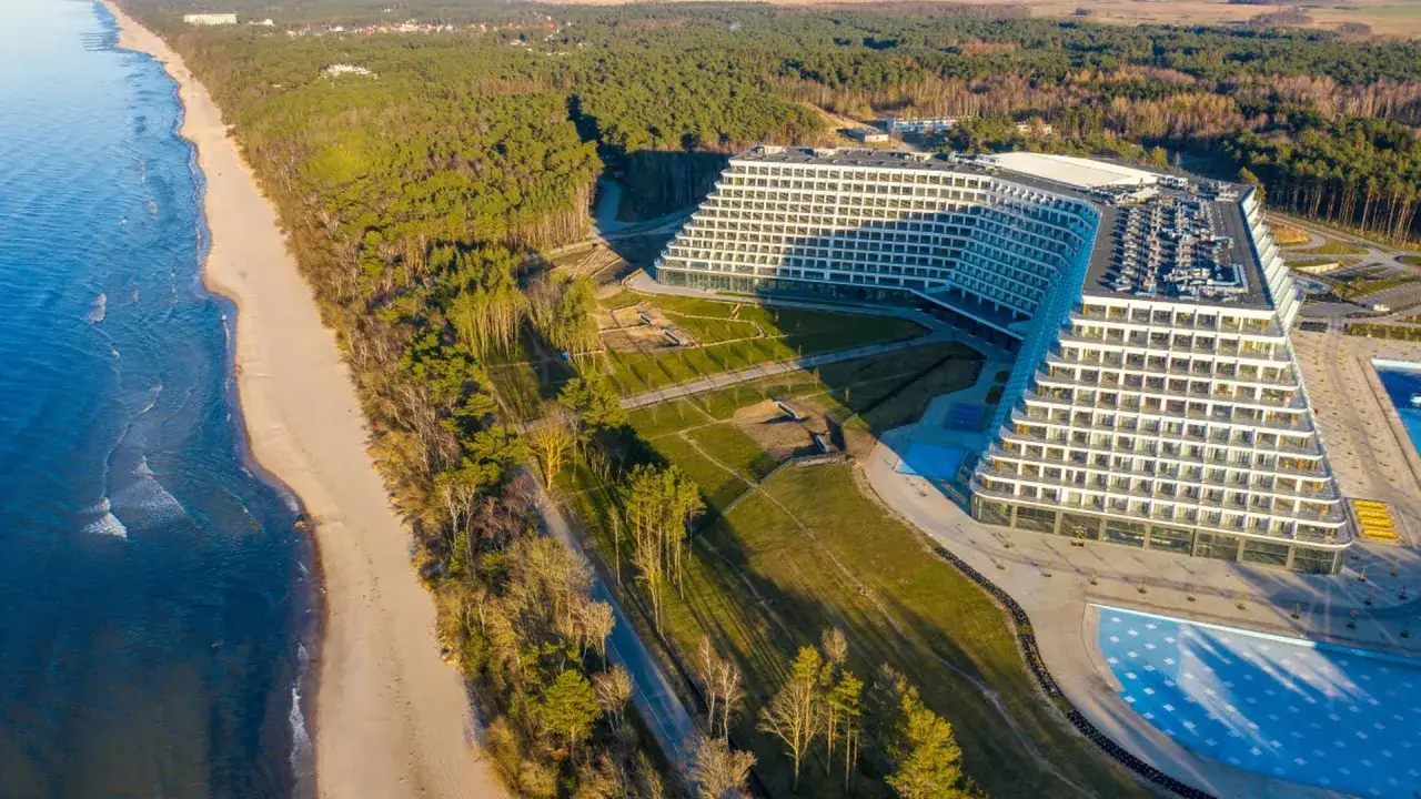 Nowy hotel Gołębiewski Pobierowo zachwyca architekturą i lokalizacją nad morzem. Kiedy otwarcie? Już wkrótce!