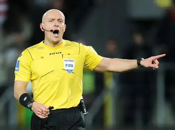 Sędzia piłkarski decyzja zagranie ręką