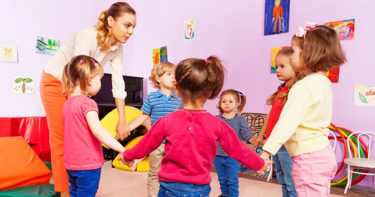 Szczęśliwe dziecko wracające do przedszkola