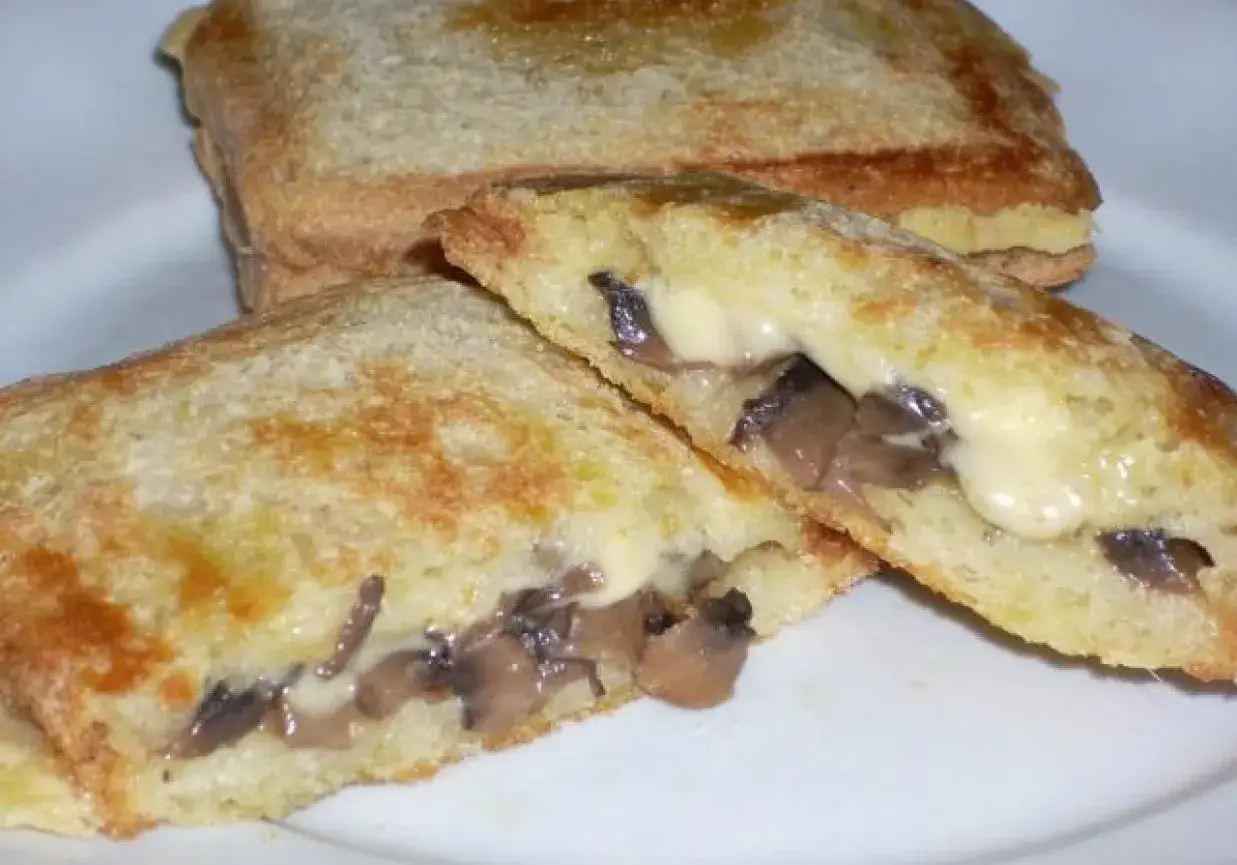 Złociste tosty z pieczarkami i ciągnącym się serem, idealne na szybki posiłek.