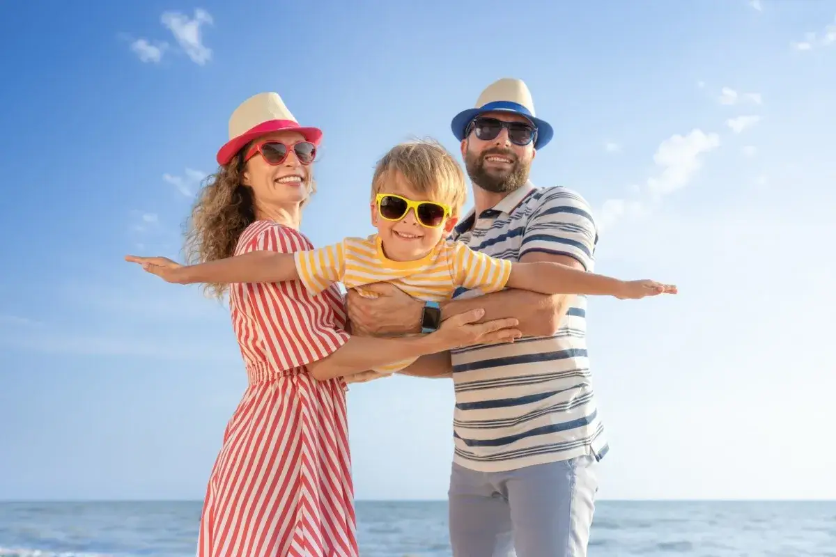 Rodzina z dziećmi na plaży z bezpiecznym zejściem do morza