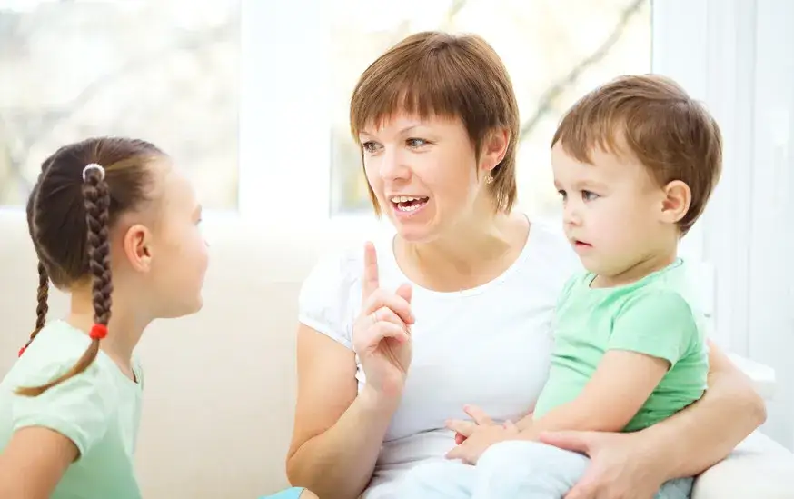 dziecko w uporządkowanym miejscu do nauki