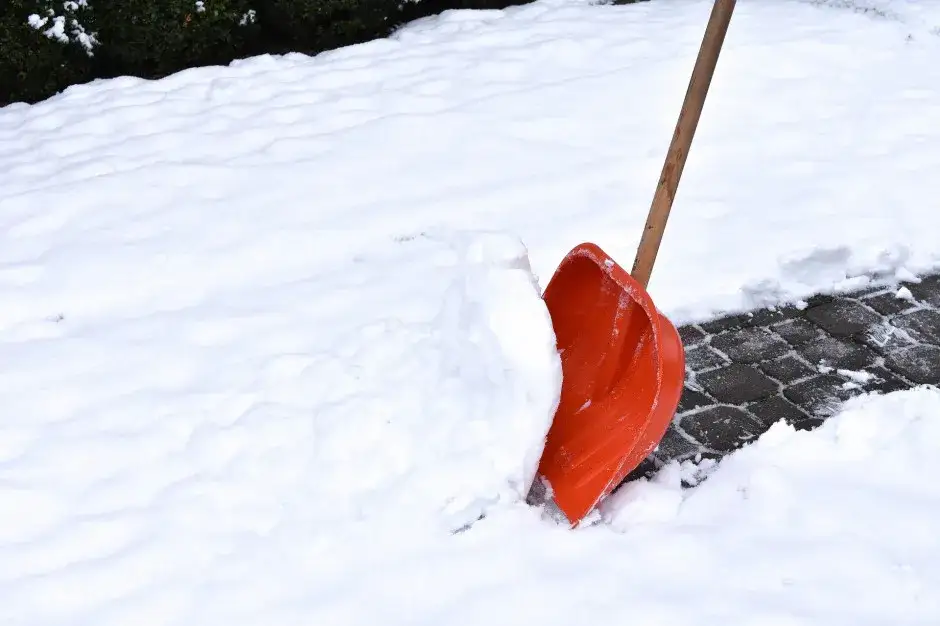 Zdjęcie Kto odpowiada za odśnieżanie chodnika i dachu - właściciel czy najemca?