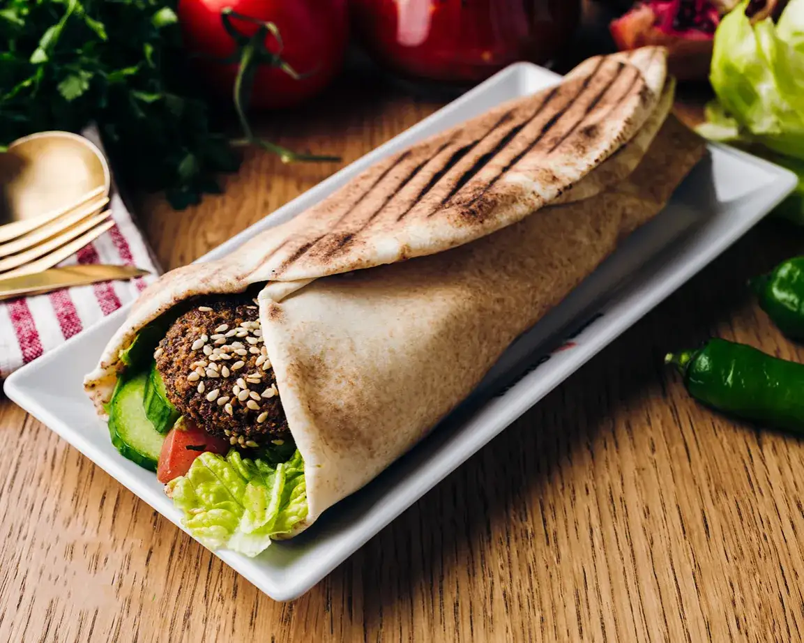 Zdjęcie Falafel w tortilli: Ile kalorii ma to popularne danie?