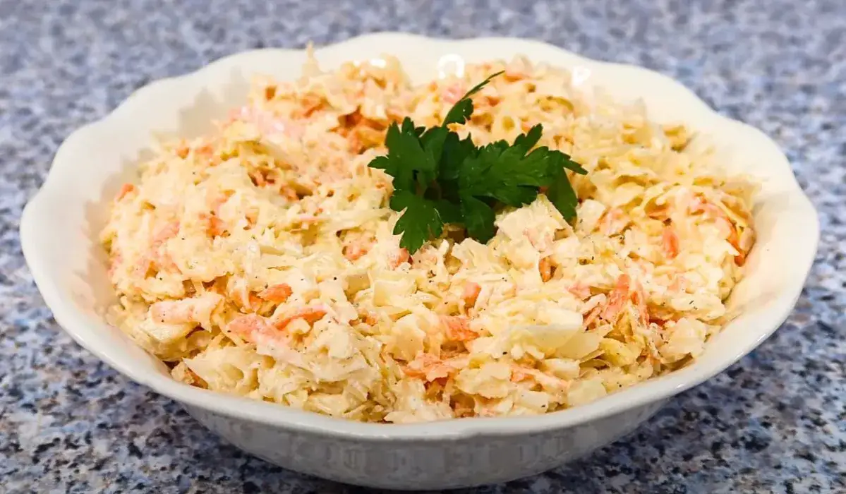 Zdjęcie Surówka z kiszonej kapusty jak w restauracji - prosta i smaczna wersja
