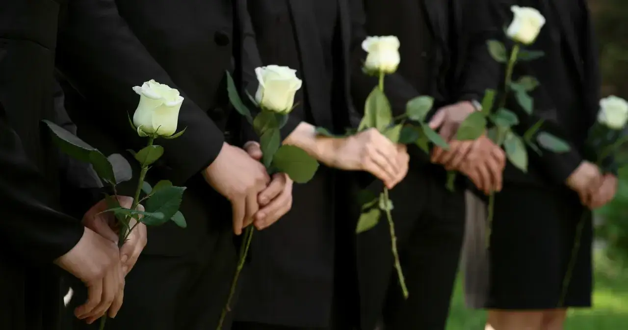 Zdjęcie Czy w ciąży można iść na pogrzeb? Ważne aspekty zdrowotne i emocjonalne