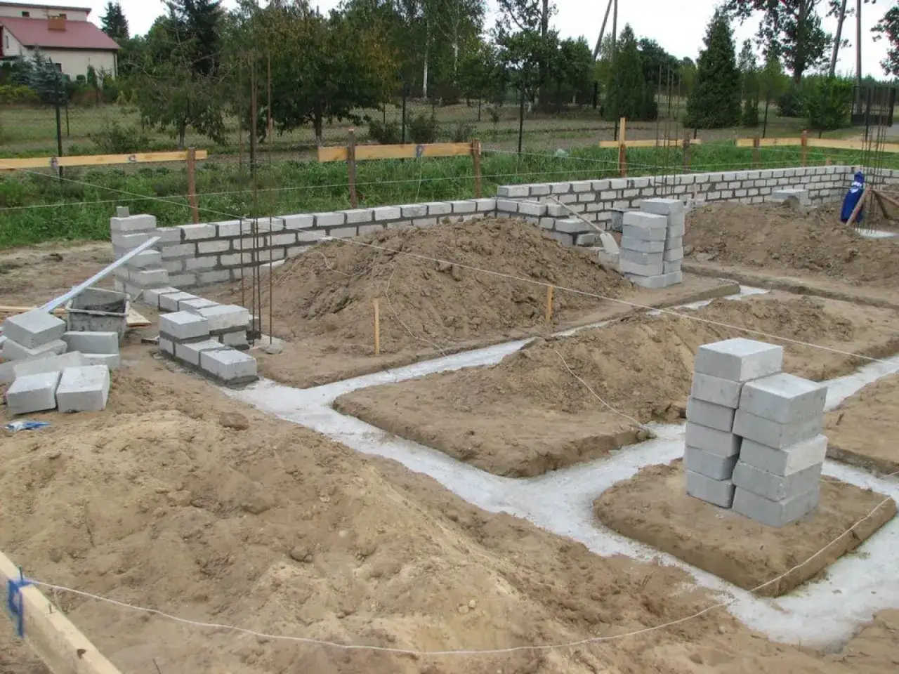 Zdjęcie Zalewanie fundamentów w gruncie - klucz do trwałej konstrukcji
