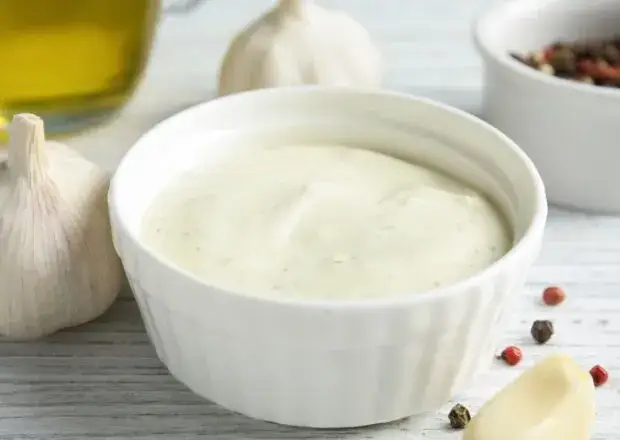 Zdjęcie Jak zrobić sos czosnkowy do frytek, który zachwyci Twoich gości