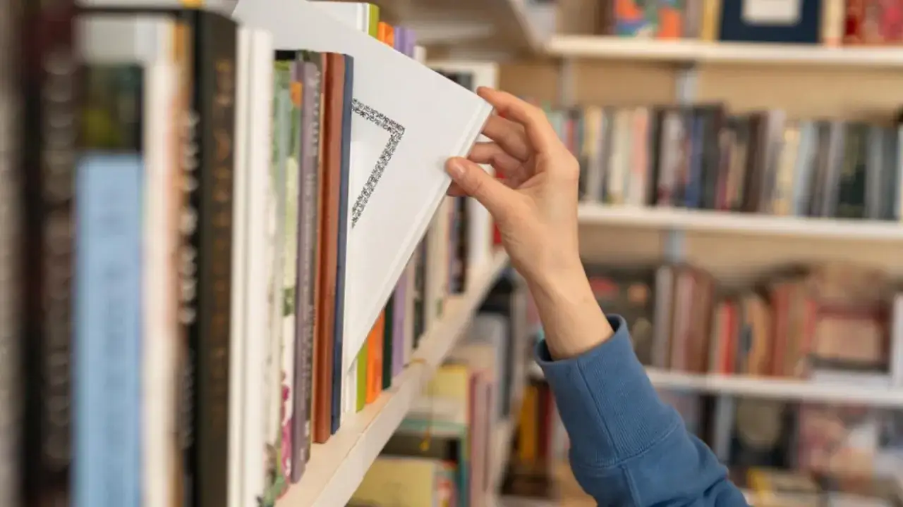 Zdjęcie Jaką książkę warto przeczytać? Odkryj najlepsze tytuły, które zachwycą