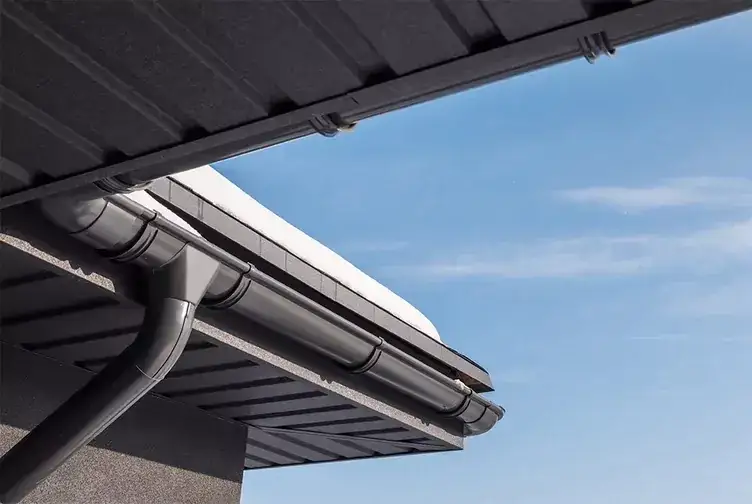 Zdjęcie Jak zamontować rynny PCV: 9 praktycznych wskazówek dla majsterkowiczów