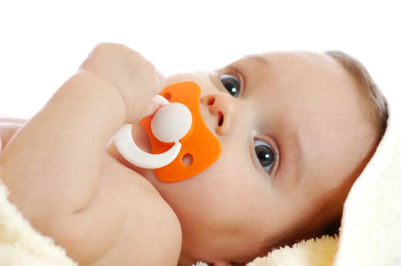 Zdjęcie Co ile wymieniać smoczek, aby zapewnić bezpieczeństwo dziecka?