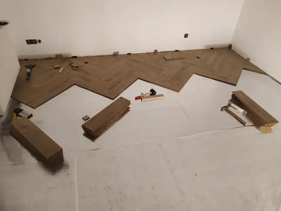 Zdjęcie Ile zapasu paneli jodełka potrzebujesz? Sprawdź kluczowe informacje.