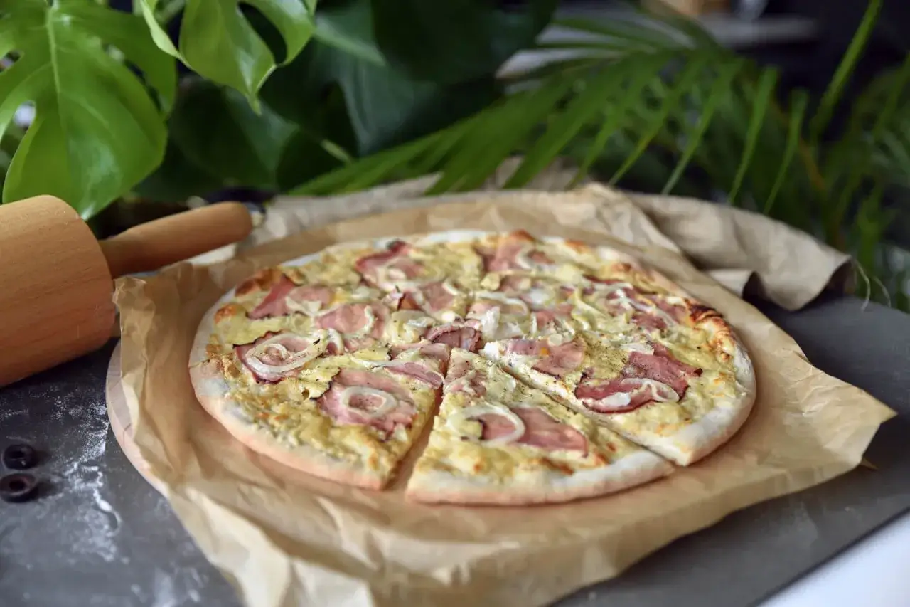 Zdjęcie Pizza bianca co to - odkryj sekrety białej pizzy bez sosu pomidorowego