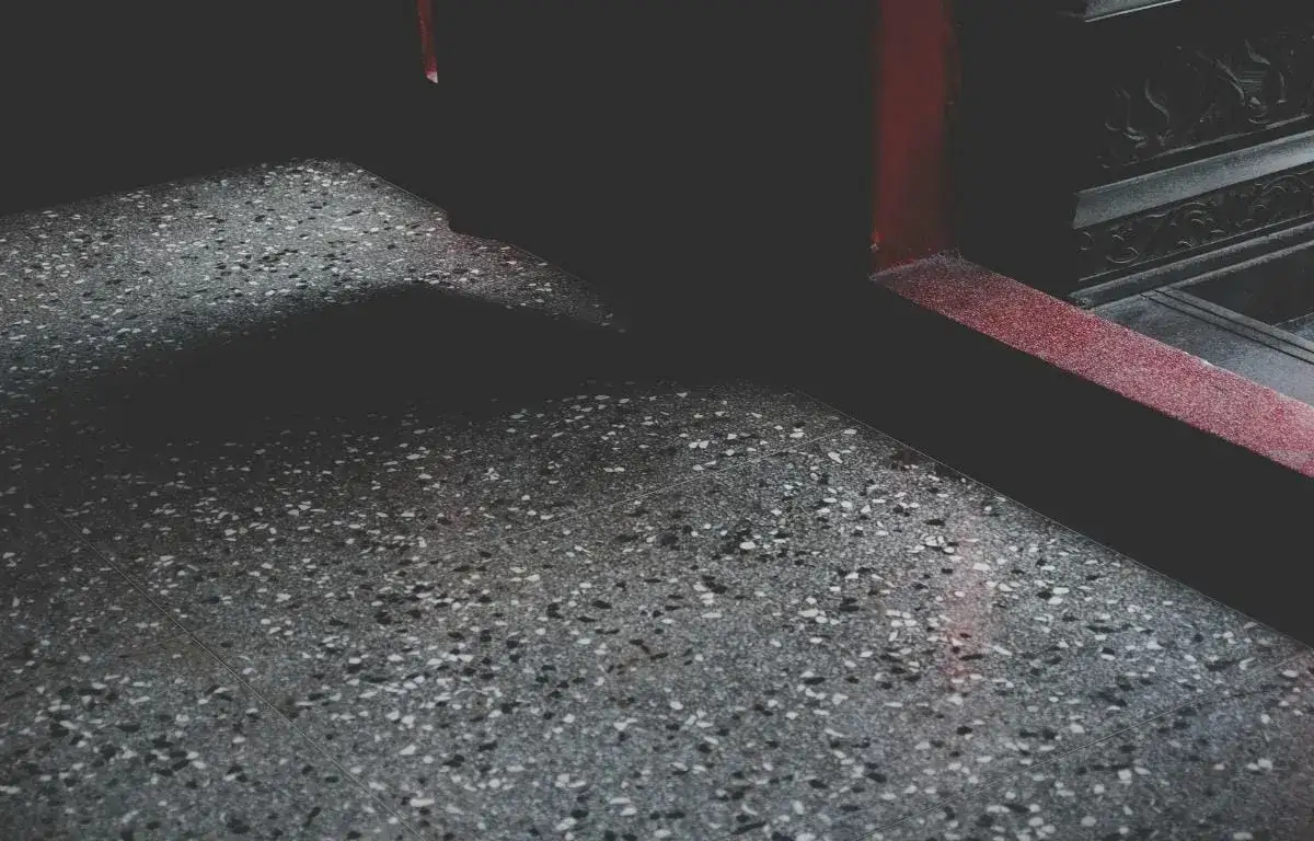 Zdjęcie Czym myć schody z lastryko, aby uniknąć zniszczeń i smug?