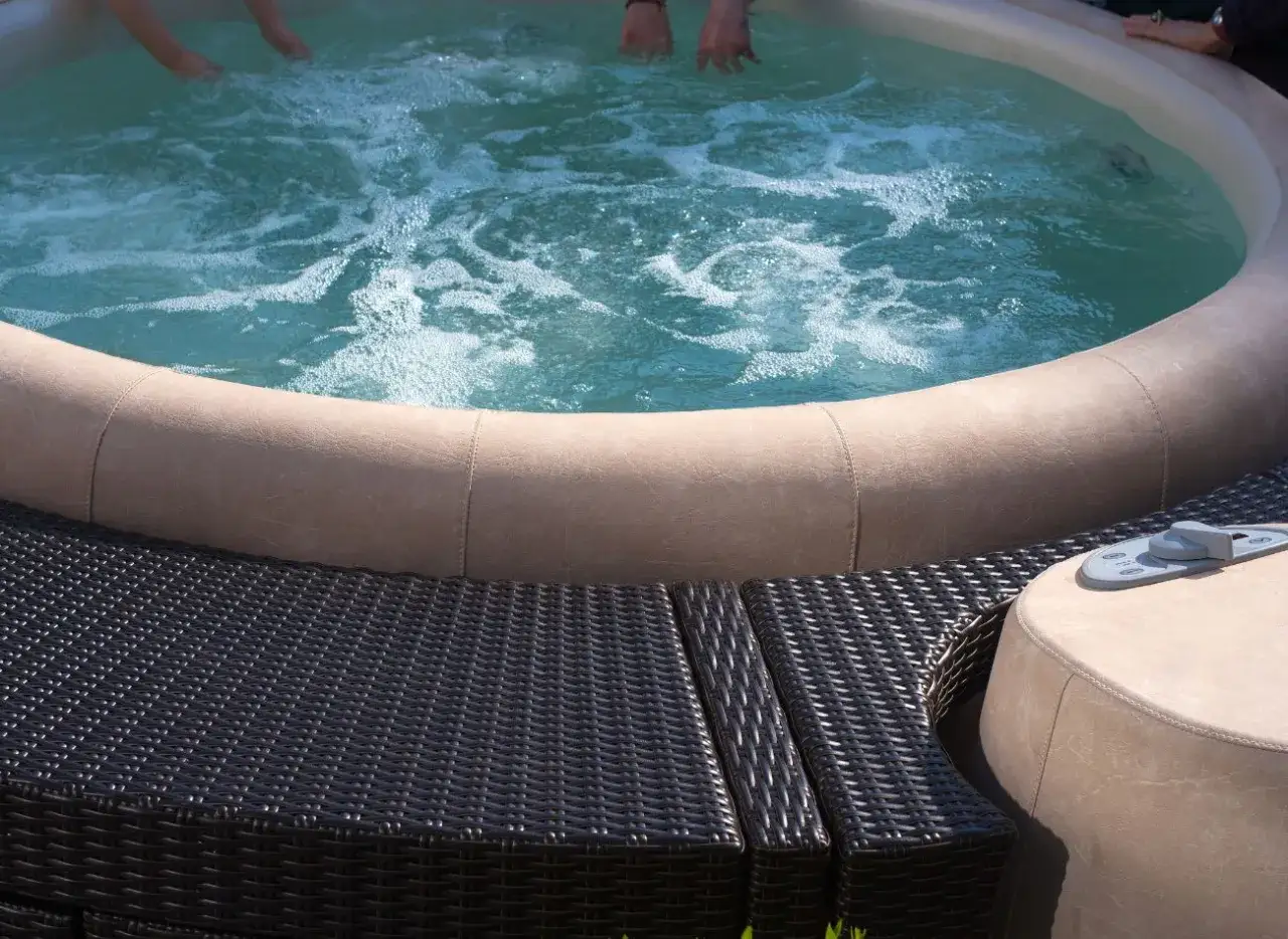 Zdjęcie Ile prądu zużywa jacuzzi ogrodowe i jak obniżyć rachunki za energię?