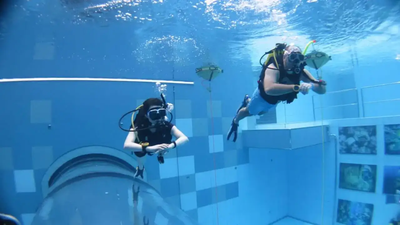 Zdjęcie Jak przełamać lęk przed wodą i pewnie nauczyć się pływać