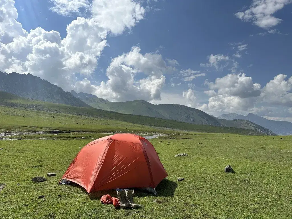Zdjęcie Biwak co to? Odkryj tajniki biwakowania i jego znaczenie w przyrodzie