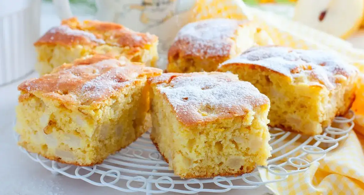 Zdjęcie W jakiej temperaturze piec placek drożdżowy, aby nie był zakalcem?