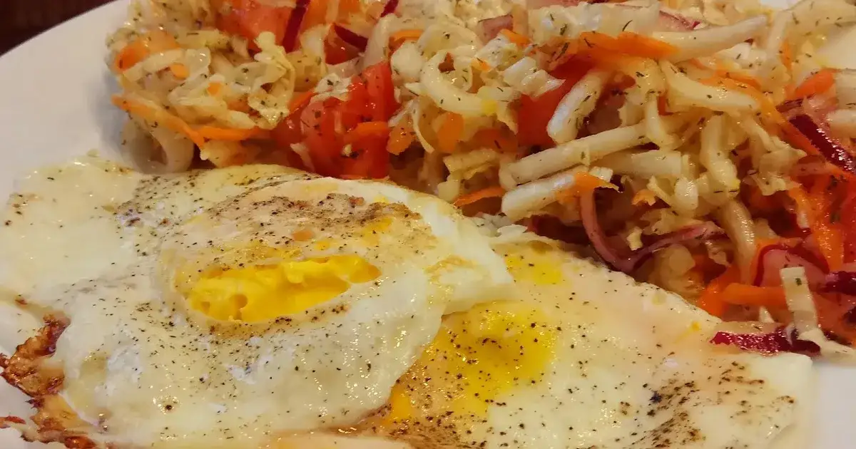 Zdjęcie Najlepsze surówki do jajka sadzonego, które zaskoczą Twoje podniebienie