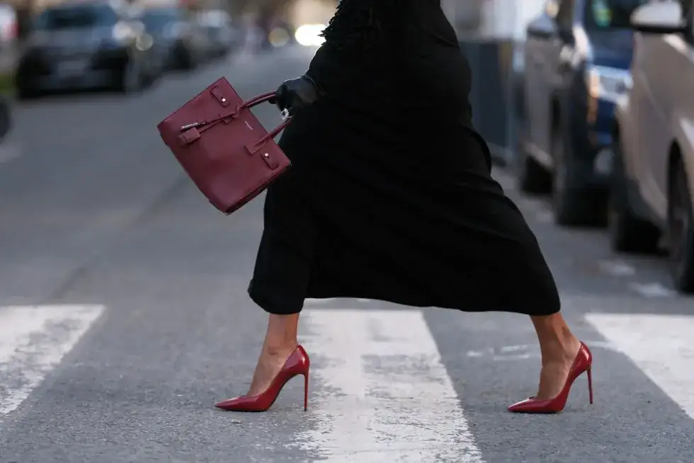 Zdjęcie Do czego nosić bordowe buty: 7 stylizacji na każdą okazję