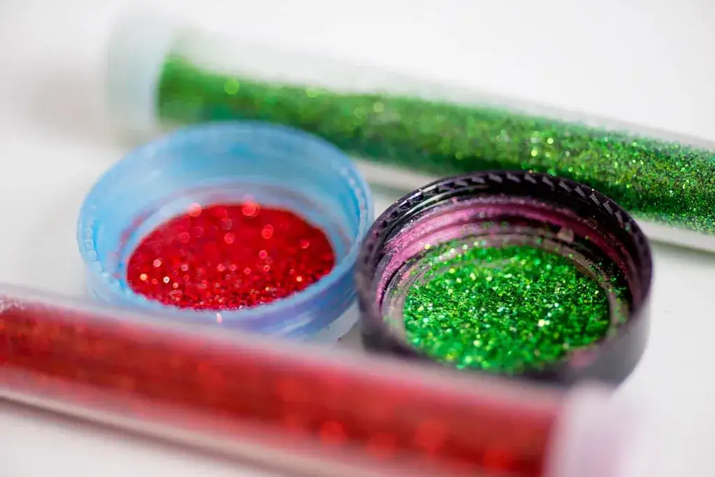 Zdjęcie Skuteczne sposoby na pozbycie się brokatu z ubrań bez uszkadzania materiału