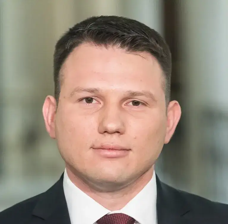 Zdjęcie Kto jest liderem konfederacji? Poznaj Sławomira Mentzena i jego plany