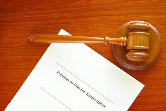 Zdjęcie Czy syndyk może wyrzucić z mieszkania? Sprawdź swoje prawa i ograniczenia