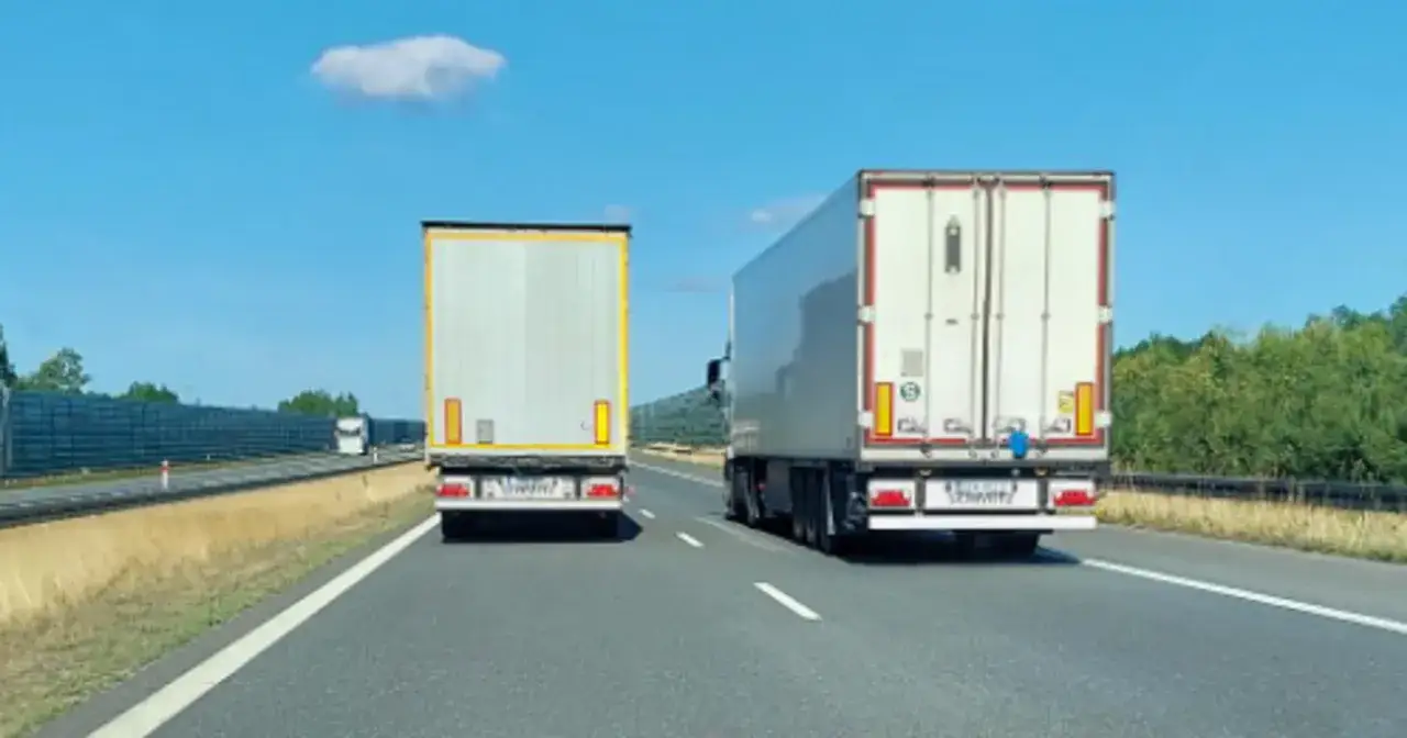 Zdjęcie Od kiedy zakaz wyprzedzania dla ciężar&oacute;wek? Sprawdź nowe przepisy