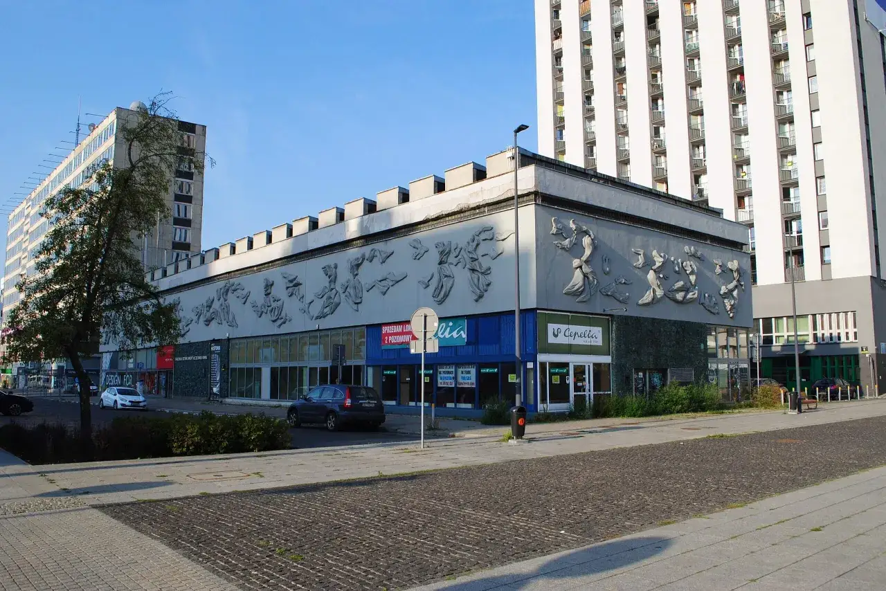 Galeria sztuki Katowice z płaskorzeźbami na fasadzie, obok nowoczesne wieżowce.