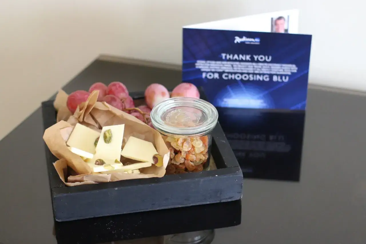 jedzenie w pokoju hotelowym etykieta