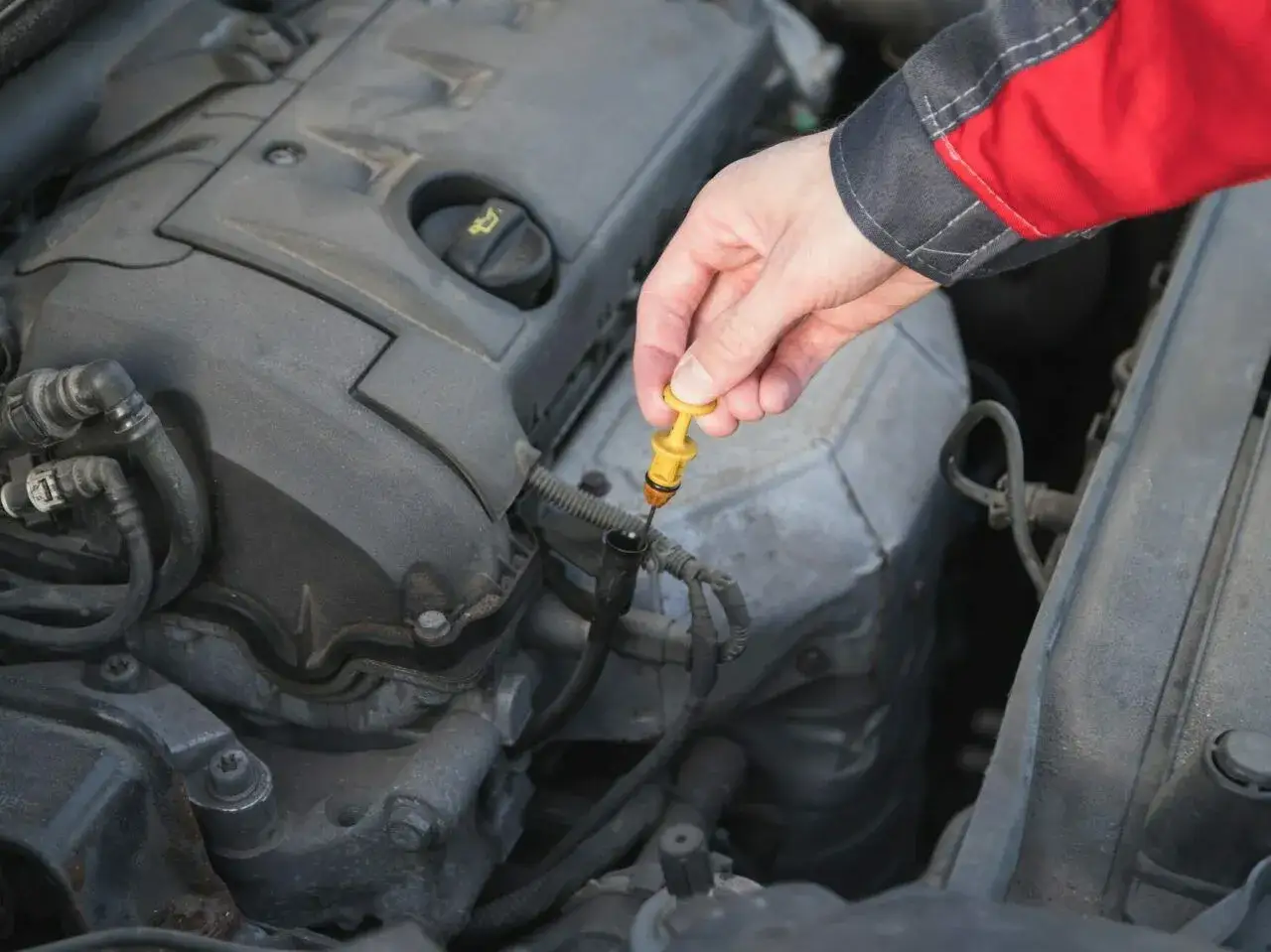 Sprawdzanie poziomu oleju w silniku. Czy można dolać olej do ciepłego silnika? Zobacz, jak to zrobić.