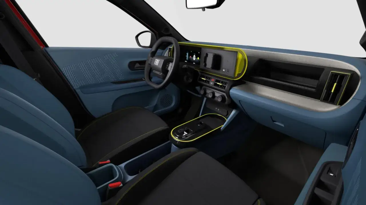 Wnętrze nowego Fiata Panda automat. Błękitne i czarne siedzenia, cyfrowy kokpit i żółte akcenty.