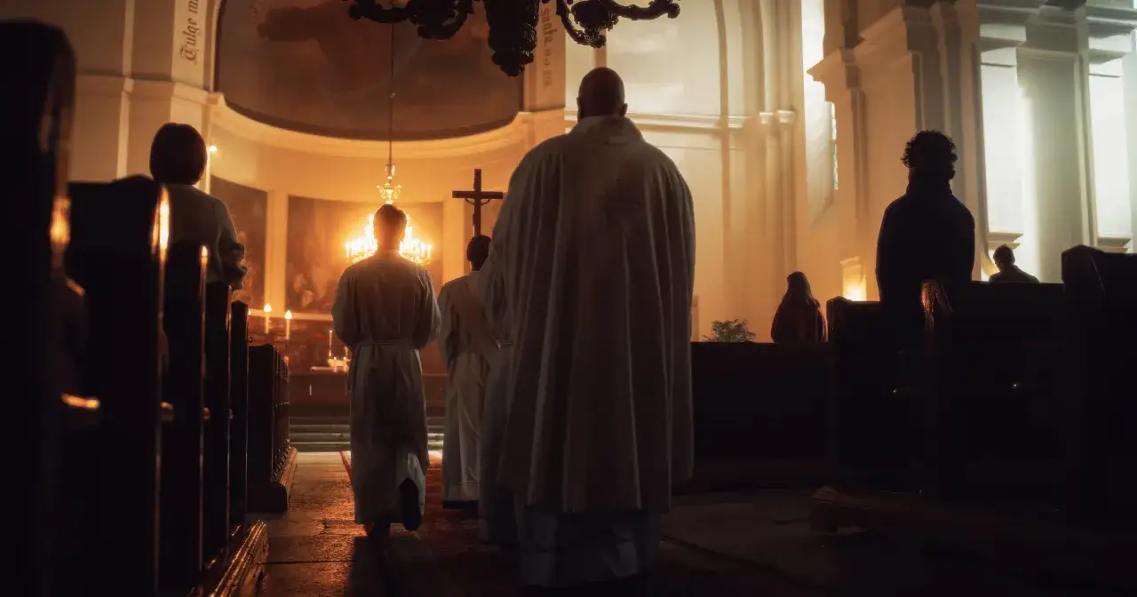 Uroczysta procesja w kościele. Zastanawiasz się, ile trwa msza w Niedzielę Wielkanocną?