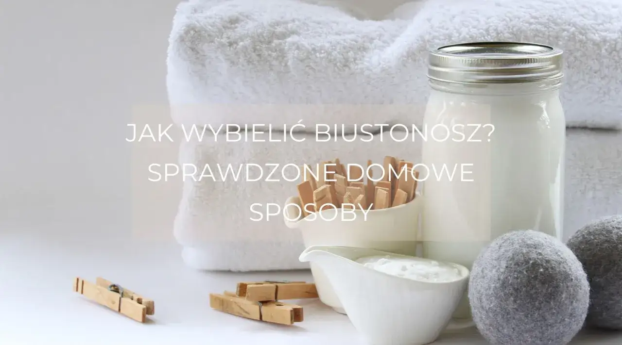 Jak wybielić białe biustonosze? Domowe sposoby na przywr&oacute;cenie im blasku. Na zdjęciu: białe ręczniki, klamerki, soda oczyszczona, mleko.